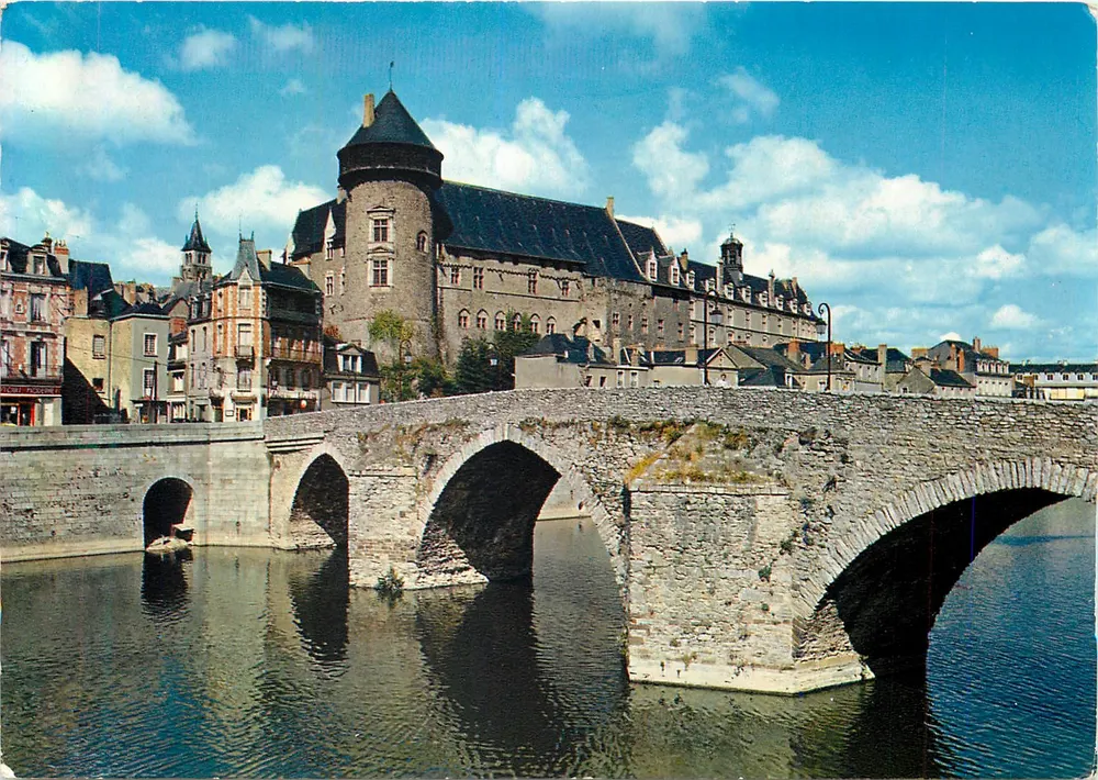 Laval (Mayenne) — El castillo y el viejo puente — Aptaud Frères, Nantes - Anverso