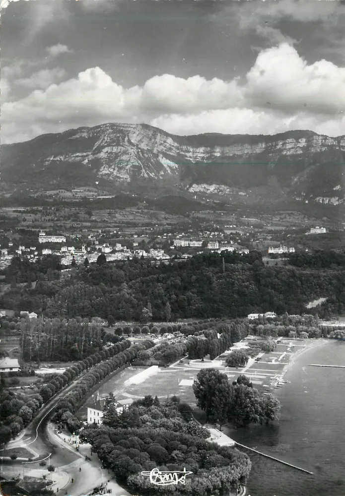 Aix-les-Bains (Savoie) — Luftbild — Le Petit Port, im Hintergrund der Mont Revard — Éditions Combier, Imp. Macon - Vorderseite