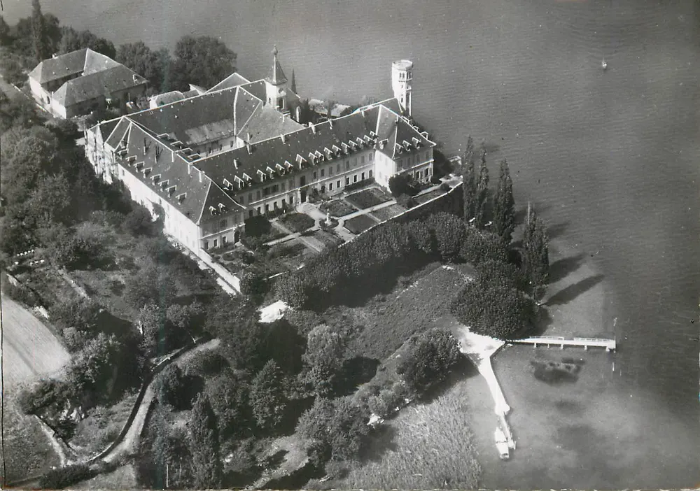 L'Abbaye d'Hautecombe — Savoie — Photographies aériennes J. Cellard, Lyon - Recto