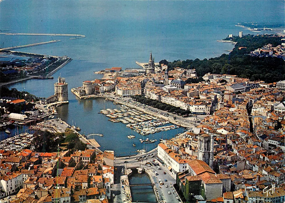 Aunis — La Rochelle — Vista geral: Igreja de São Salvador, Torres de São Nicolau, da Cadeia e da entrada do novo porto — Edições GREFF - Frente