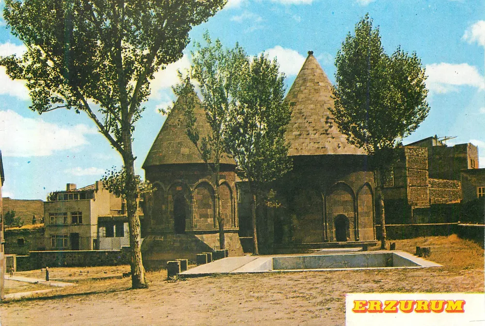 Les trois mausolées — Erzurum — Éditeur Ercan Kartpostalları, n° 25/20 - Recto