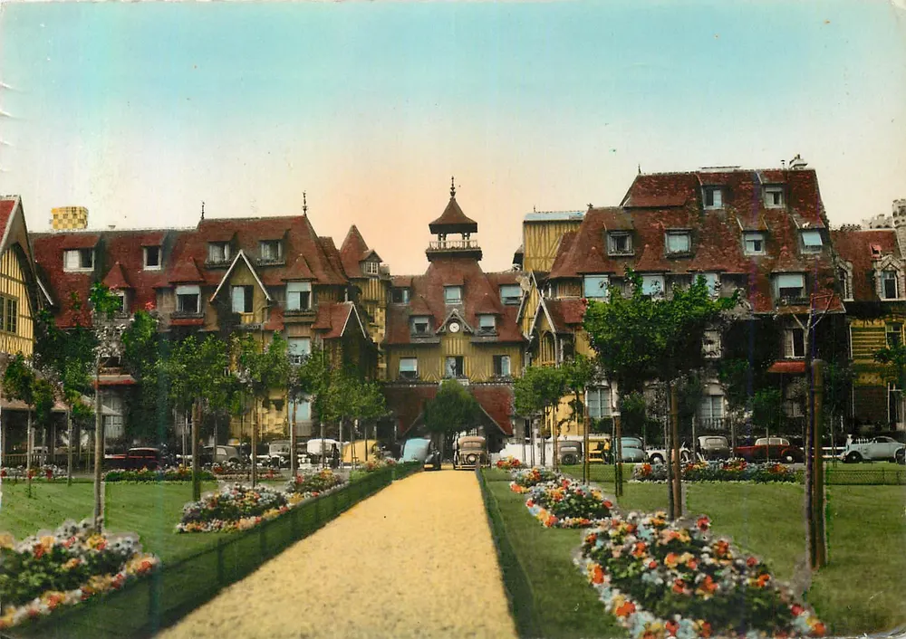 Praça do Castelo em Deauville — vista panorâmica — G. Réaunt, editor, n° 114 - Frente