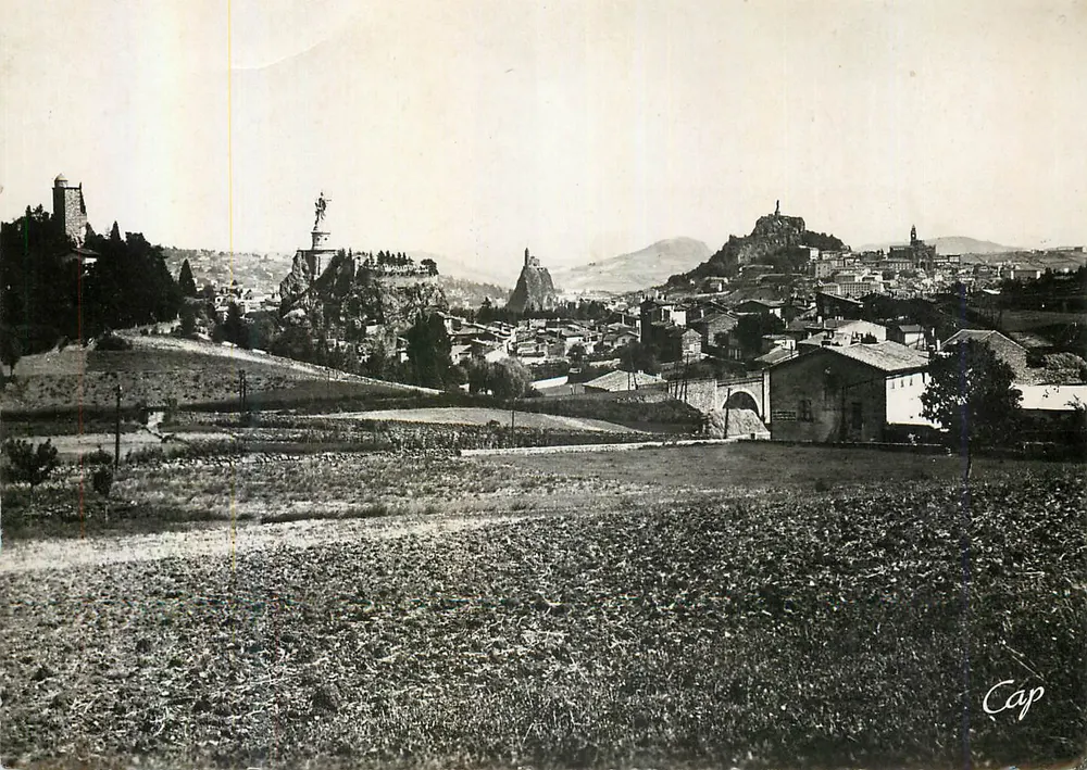 Le Puy - Allgemeiner Blick — Die vier Felsen — « REAL-PHOTO » C.A.P. - PARIS - Vorderseite