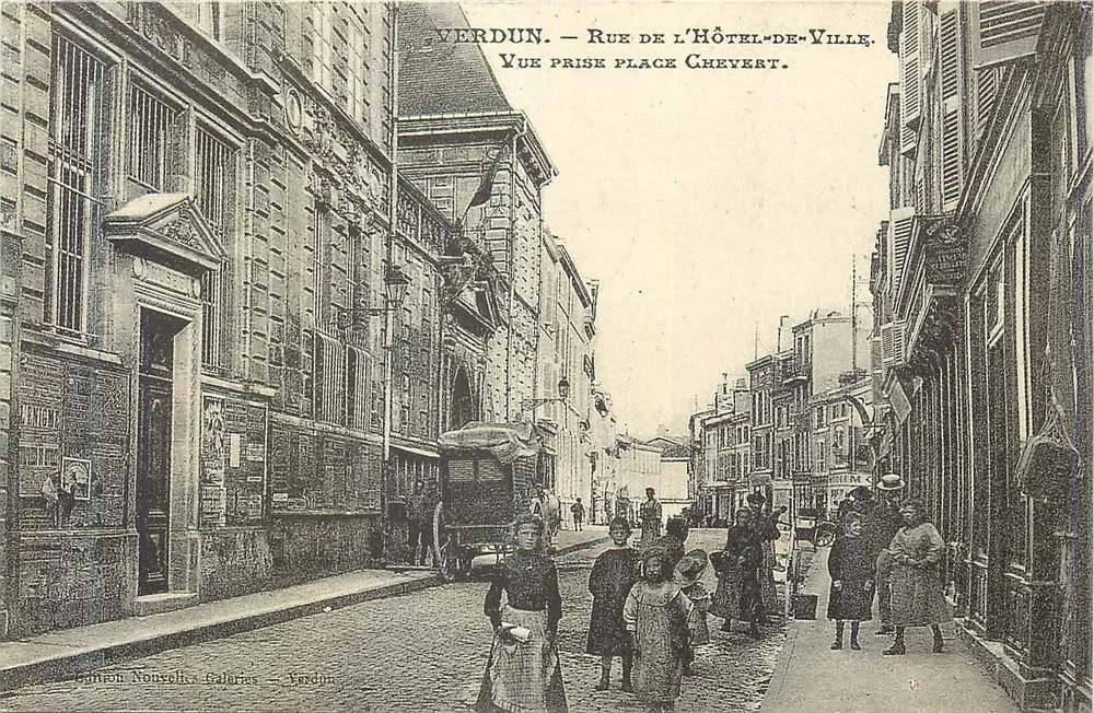 Verdun — Rue de l'Hôtel-de-Ville — Aufnahme vom Platz Cheyert. Edition Nontolles-Galaries — Verdun - Vorderseite
