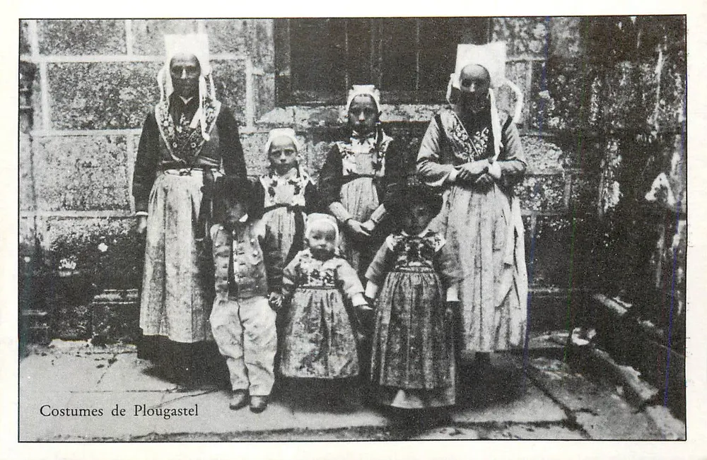 Trajes de Plougastral — Bretanha — Edição Spirale, coleção D.R. n° 15 - Frente