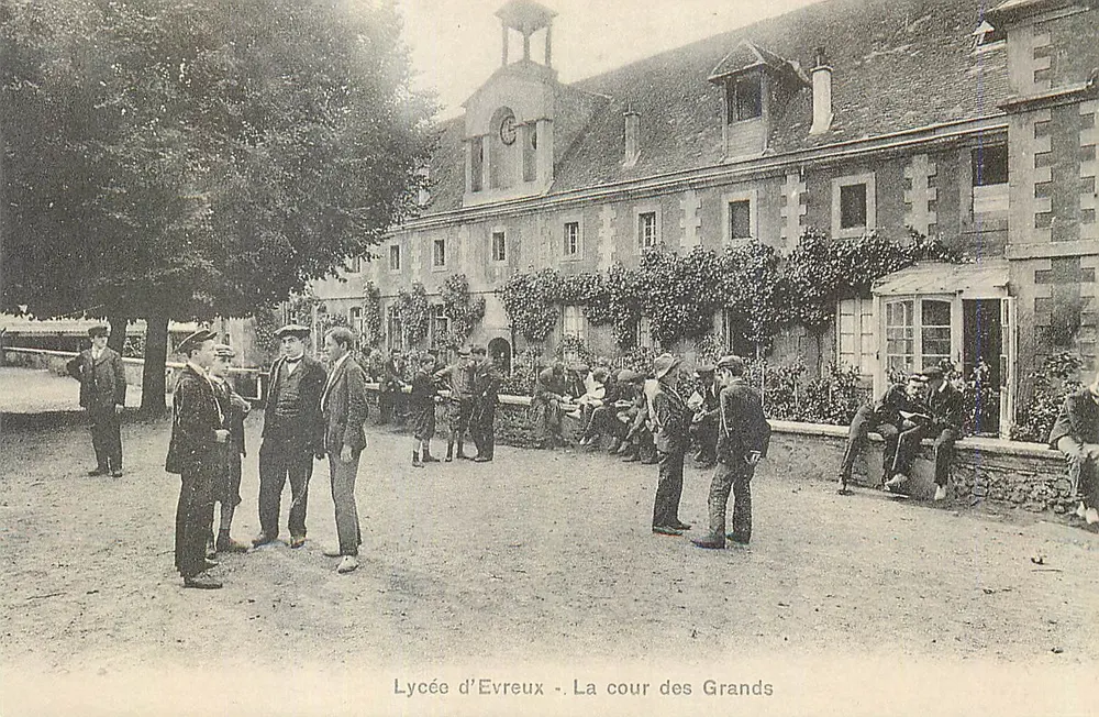 Lycée d'Évreux — A Cour dos Grandes — Editor C.E.E. n° 27-8 - Frente