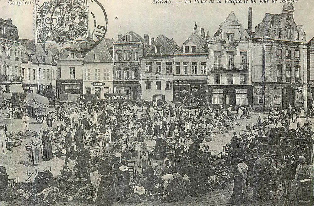 Arras — La Place de la Vacquerie un jour de Marché — Camaïeu - Recto