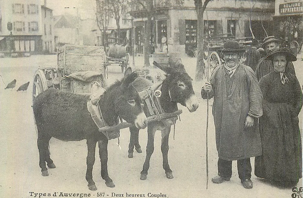 Dois casais felizes — Auvergne — Tipos de Auvergne 587 - Frente