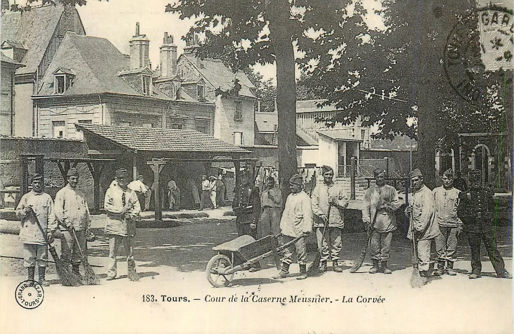 Tours — Patio de la Caserna Meusnier — La Corvée - Anverso