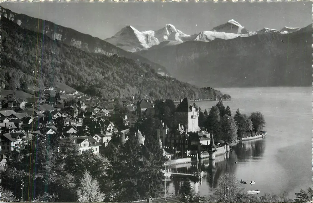 Oberhofen am Thunersee — uitzicht op het meer en de bergen — Interlaken, Zwitserland - Voorkant