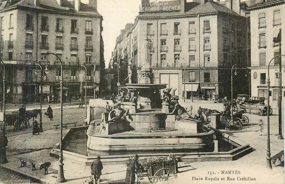 Nantes - Place Royale e Rue Crébillon — vista da fonte — editor não identificado, n° 151 - Frente