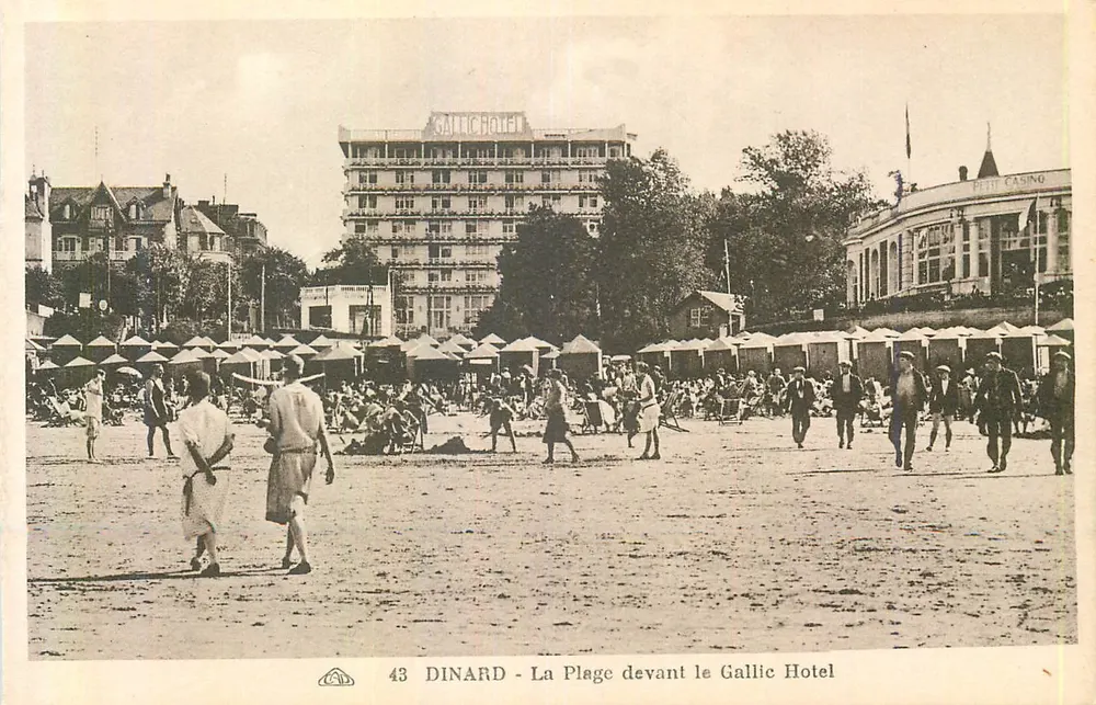 Dinard - A Praia diante do Hotel Gallic — série 43, editada pela Atelier des Arts Photographiques de Strasbourg - Frente