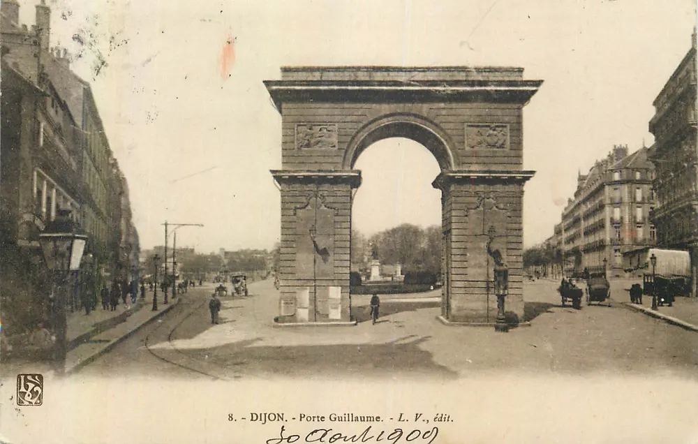 Dijon - Porta Guillaume — vista da arco com carros e pedestres — L. V., edição n°8 - Frente