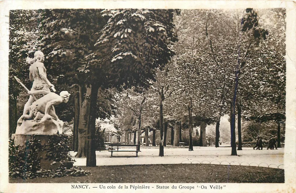 NANCY — Ein Eckbereich des Parks der Pépinière — Statue der Gruppe ‘On Veille’ - Vorderseite