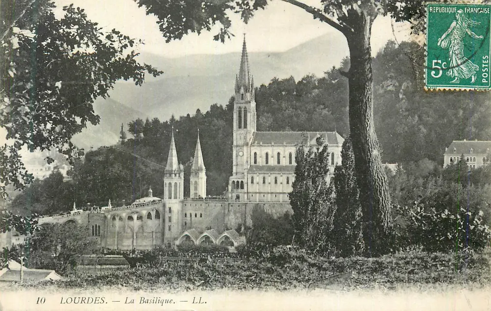 Lourdes — A Basílica — LL. - Frente