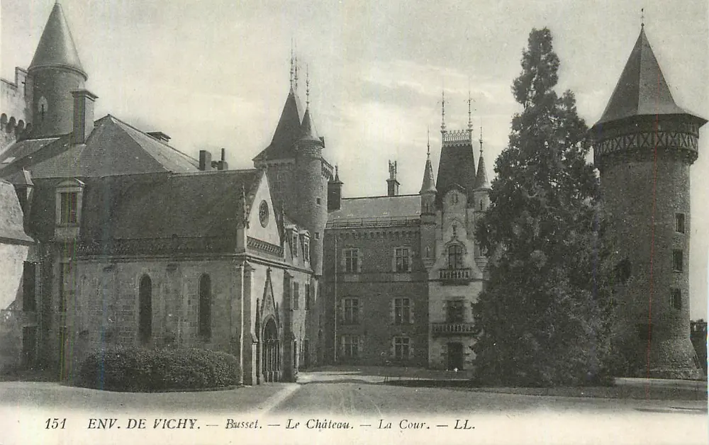 Bassét — O Castelo — A Cour — LL — Env. de Vichy - Frente