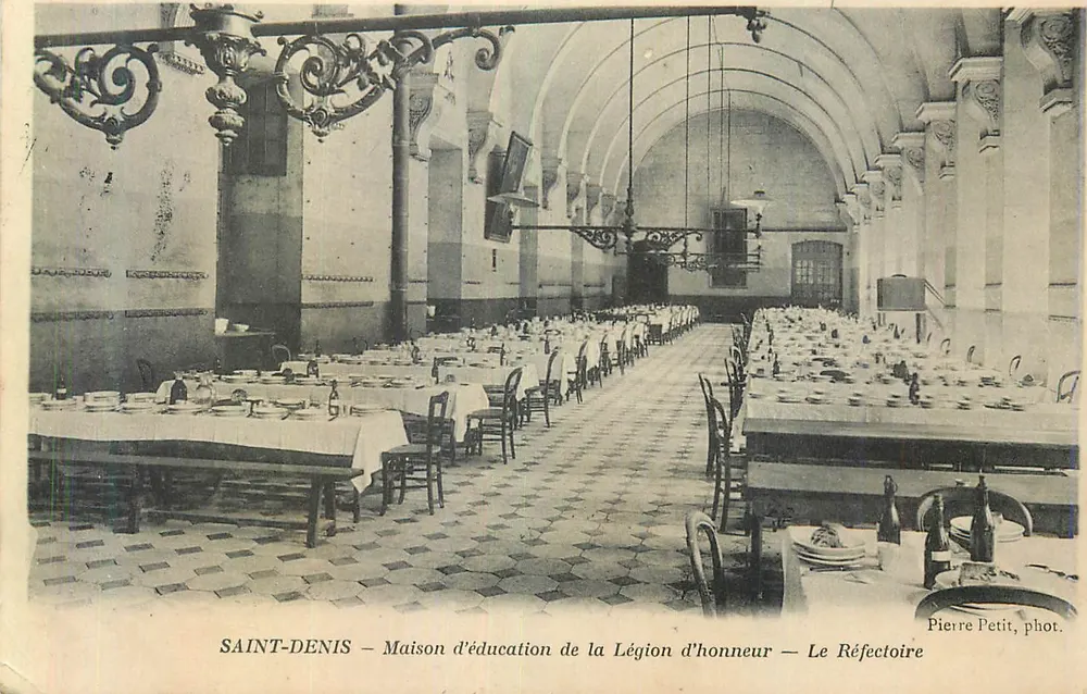 SAINT-DENIS — Bildungshaus der Ehrenlegion — Das Refektorium — Pierre Petit, phot. - Vorderseite