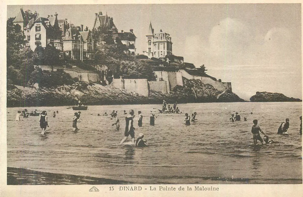 Dinard - A Ponta da Malouine — vista da praia com banhistas e casas na falésia — editor n°15 - Frente