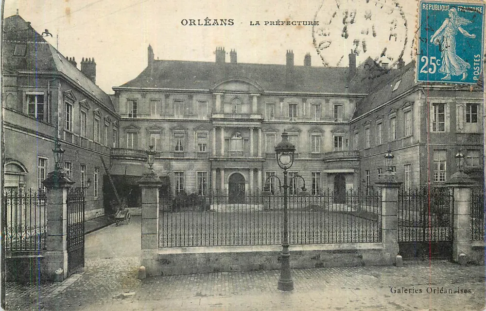 Orléans — A Prefeitura — Galerias Orléanaises - Frente
