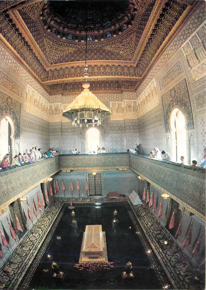 Interior do Mausoléu de Sua Majestade Mohammed V — Rabat — Edições CREATEC - Frente