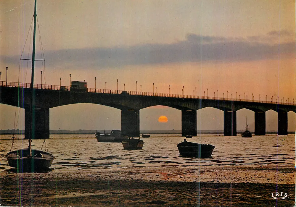 Ile d'Oléron — Crépuscule sur le viaduc Oléron-Continent — IRIS - Recto