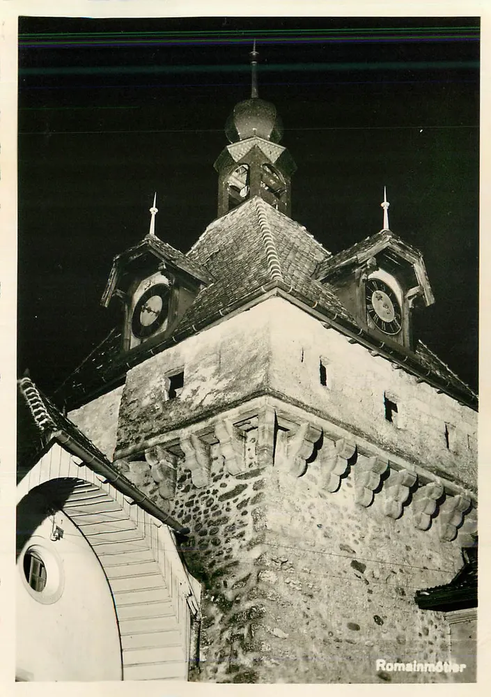 Torre da Relógio de Romainmôtier — vista noturna — Foto R. Allegri, Orbe - Frente