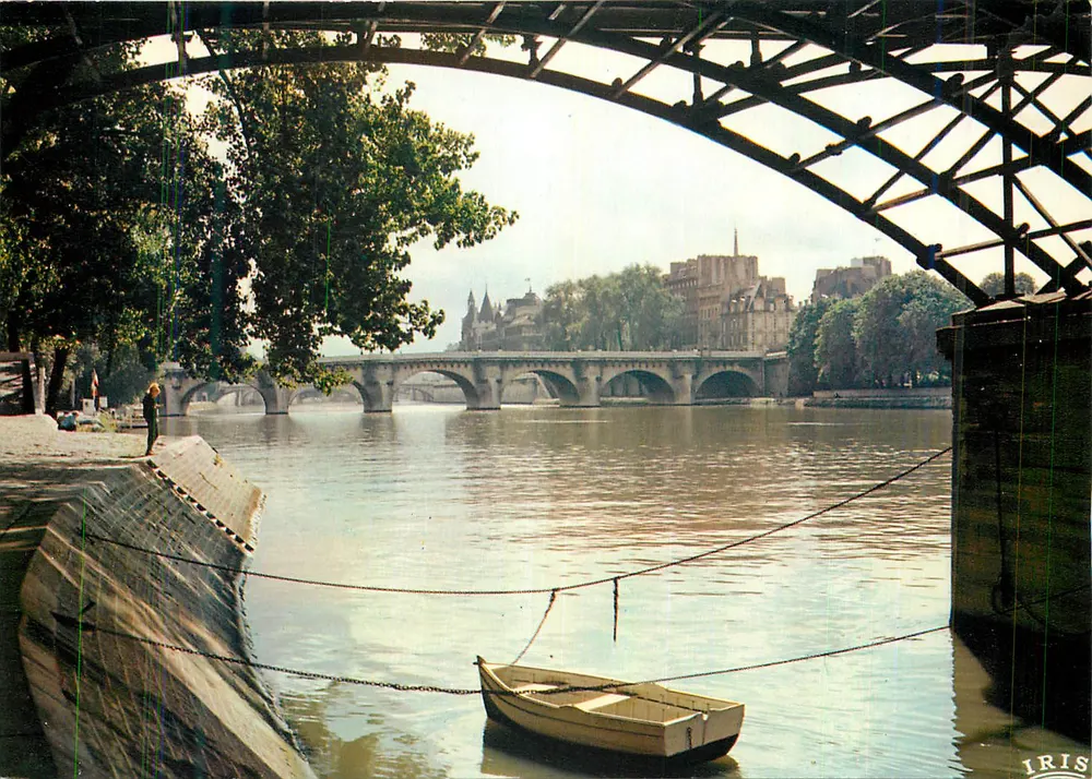 Vista do Pont Neuf em Paris — sob um ponte metálica — editor IRIS - Frente