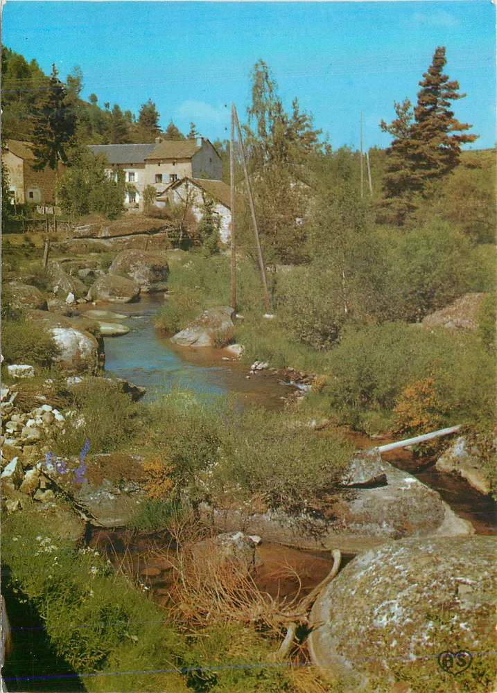 Golyp - Aumont Aubrac - Lozère — vista del arroyo y del pueblo — editor APA-POUX, n° 15.N.37 - Anverso