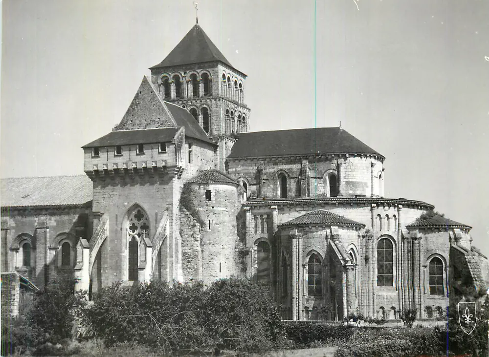 Saint-Jouin-de-Marnes (Deux-Sèvres) — Abteikirche (11. bis 12. Jahrhundert) — Südseite — Befestigungen, Turm, Apse und Promenade — Édit. du LYS - Reproduktion verboten - Vorderseite