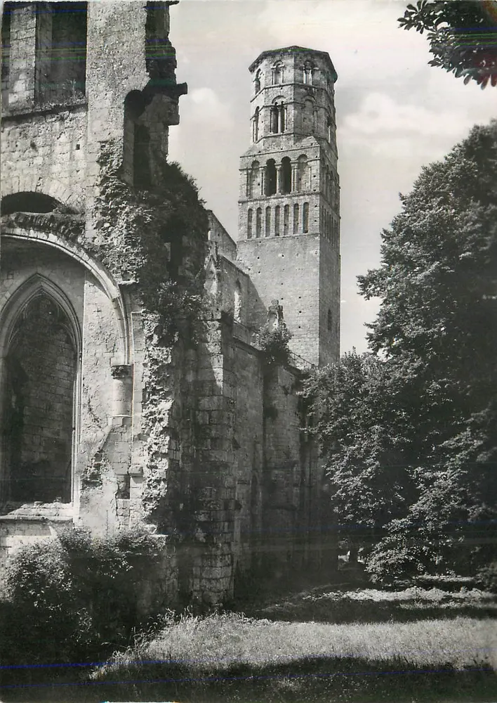 Jumièges (Seine-Inférieure) — Ruines de l'Abbaye, Tour Sud de l'Église Notre-Dame (XIe s.) — vue de l'Est — Serv. Commercial Monuments Historiques, Paris - Recto