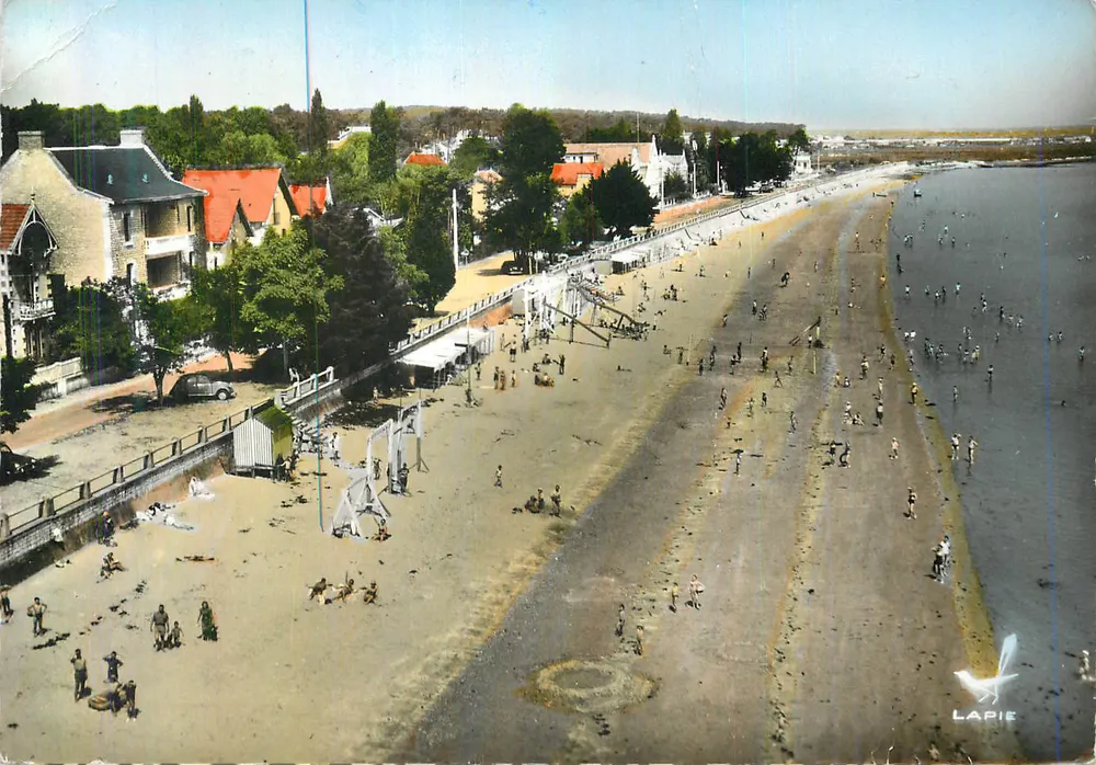 Plage de l'Île d'Oléron — vue aérienne avec baigneurs et promeneurs — éditeur LAPIE - Recto