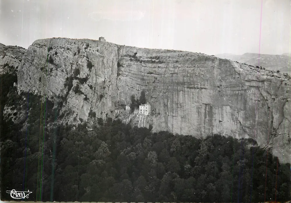 St. Baume - Plan-d'Aups (Var) — Luftbild der Grotte und Kapelle des St-Pilon — J. Combier - Vorderseite
