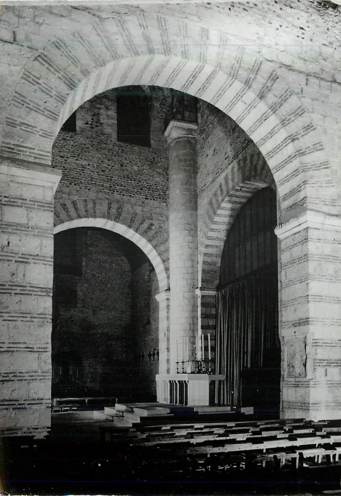 Catedral de São Martinho de Angers — Nave e transeto carolíngios, arcos entrelaçados (século IX) e coluna e capitel (século XI) - Frente