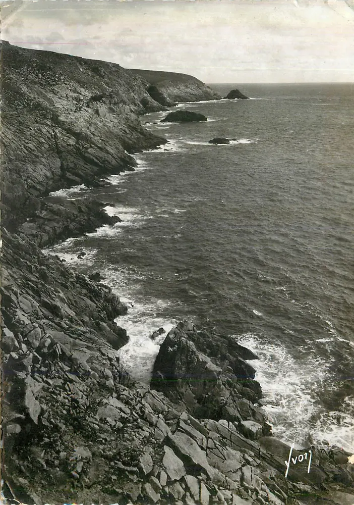 Pointe du Raz (Finistère) — Escarpements de la côte sud — Les Éditions d'Art "YVON", Paris - Recto
