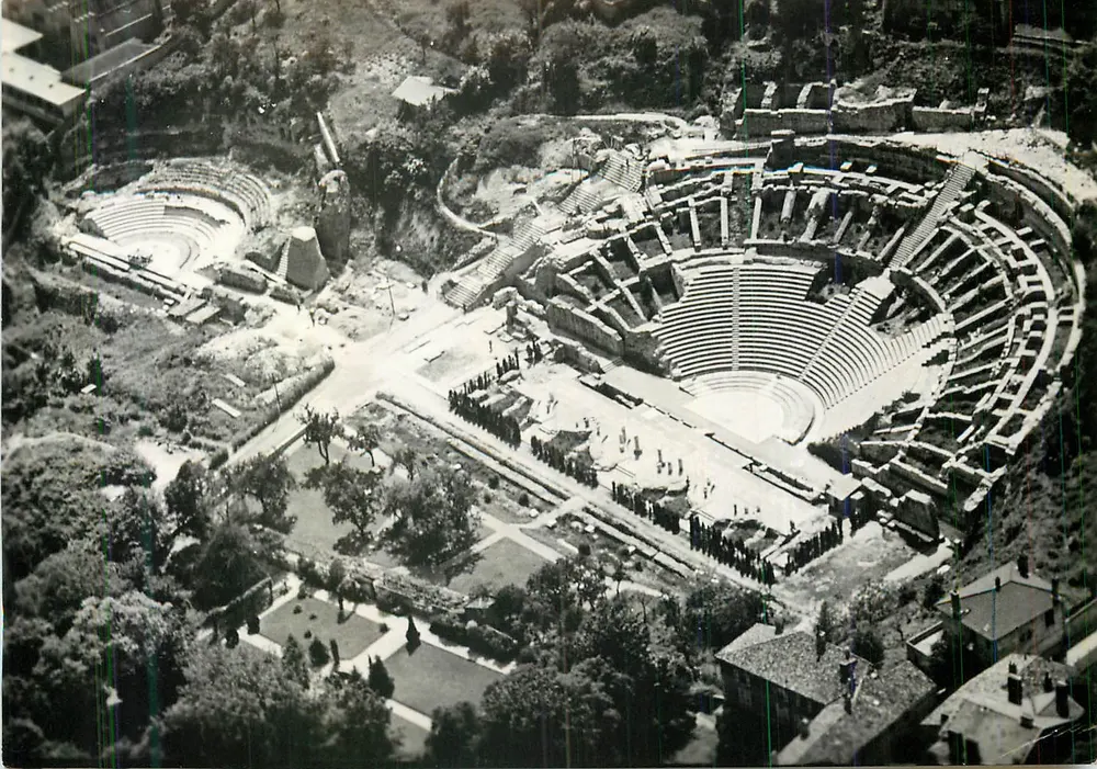 Lyon — Vue aérienne des deux théâtres romains — Clichés V. CUYL LYON - Recto