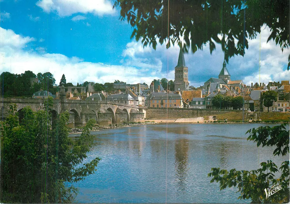 La Charité-sur-Loire — Pont de Loire (1520), tour Sainte-Croix (XIIe siècle) et clocher de l'église prieurale Notre-Dame (XIe-XVe siècles) — Editions Valoire - Recto