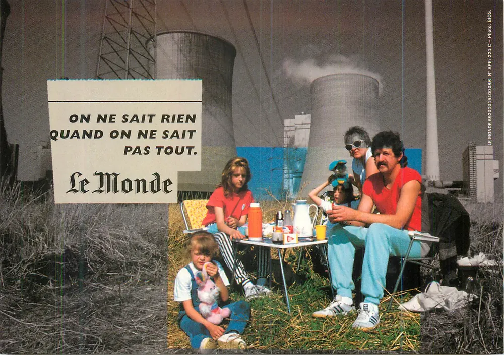 Familie vor Atomkraftwerk — Werbung Le Monde — Photo BIOS, N° APE 221 C - Vorderseite