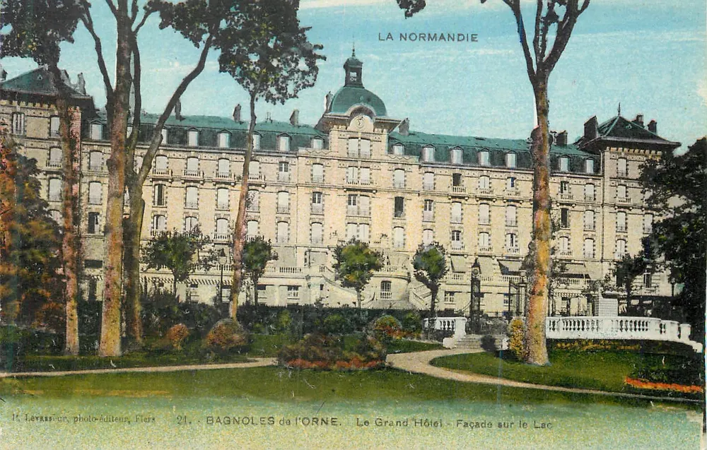 Bagnolles-de-l'Orne — Das Grand Hotel — Fassade am See — Verleger Levrau, Nr. 21 - Vorderseite