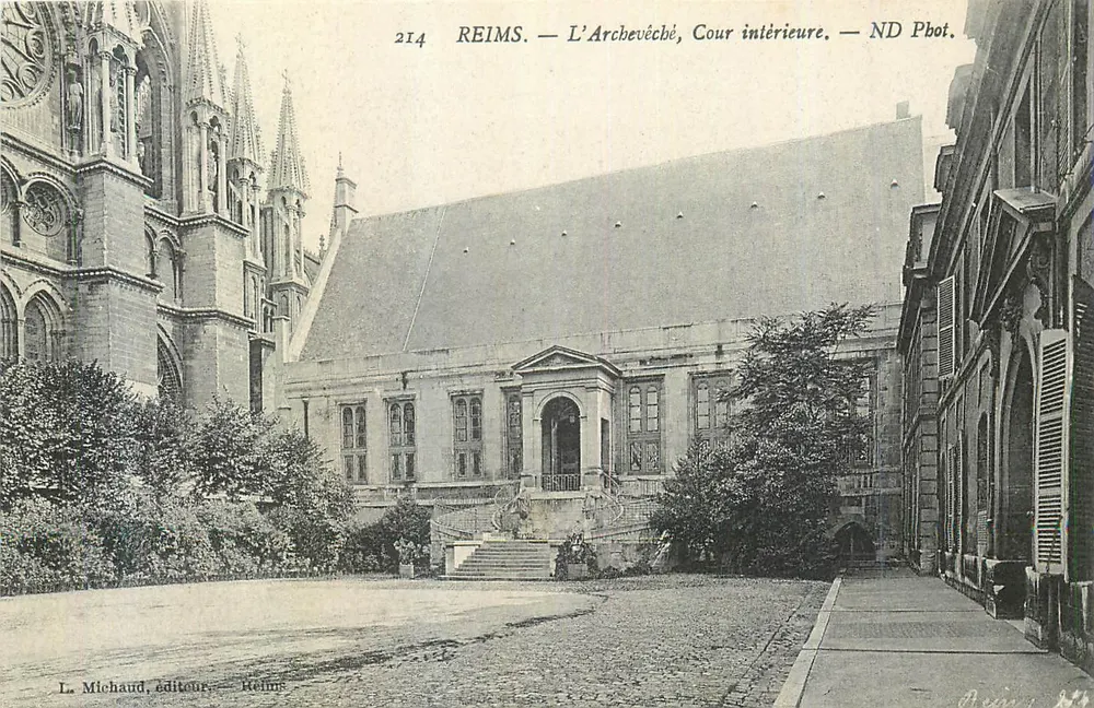 Reims — A Arquidiocese, Pátio interno — ND Phot. - Frente