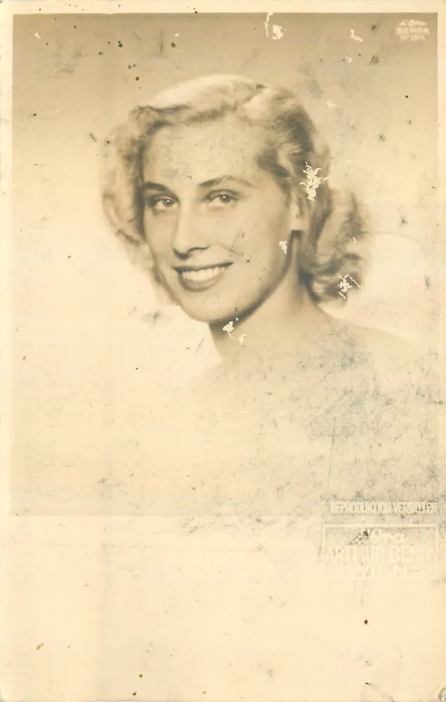 Porträt einer lächelnden jungen Frau — Photographie von Arthur Benda, Wien — n° 14 - Vorderseite