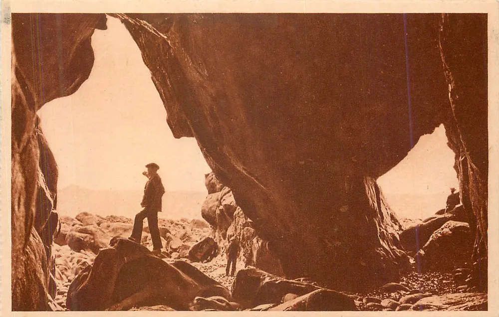 Pointe du Raz — Innenansicht der Osthöhle, Die Zwei Passagen — Imp. Letellier, Paris - Vorderseite