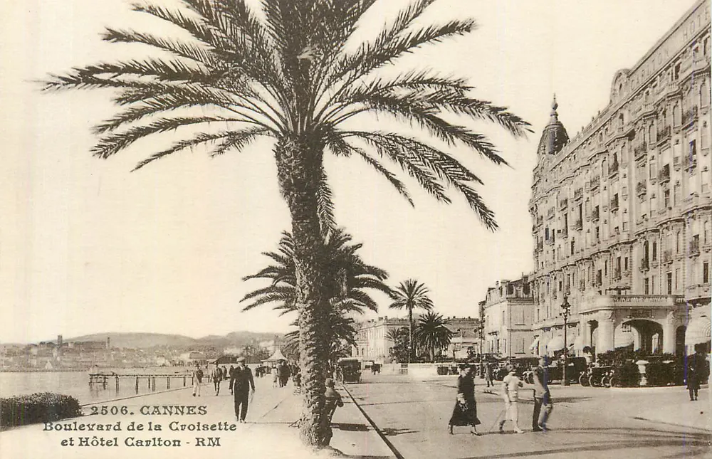 Boulevard de la Croisette et Hôtel Carlton — Cannes — Éditions Munier et Rostan - Recto