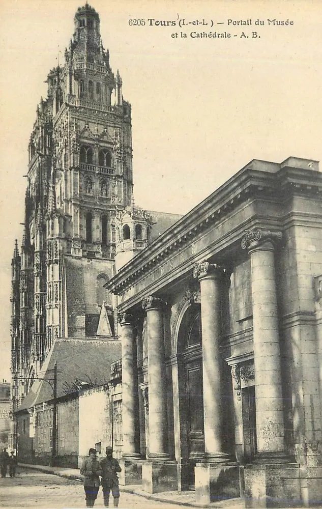 Tours (Loire-et-Loire) — Portal des Museums und die Kathedrale — A. B. - Vorderseite