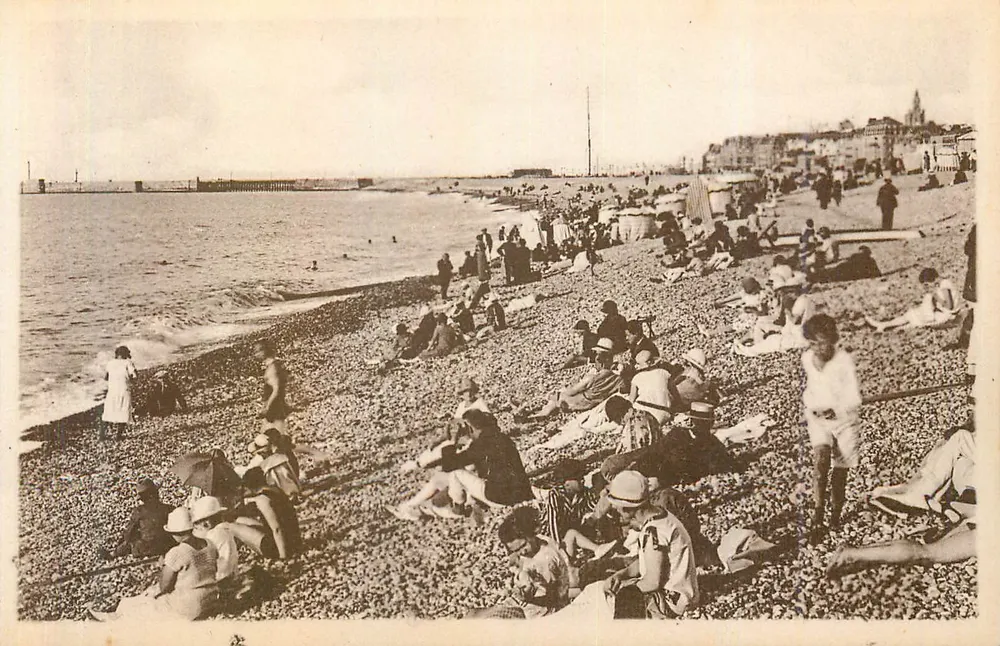 Dieppe — A Praia — 224 — Editor Lévy e Neurden Réunis, Paris - Frente