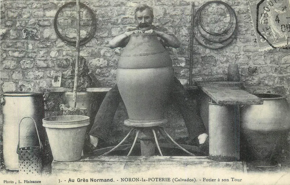 Noron-la-Poterie — Der Töpfer am Drehbank — Foto L. Plaisance - Vorderseite