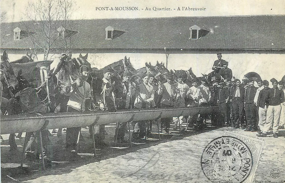 Brücke von Mousson - Im Viertel - Am Wasserhahn — Verlag: Cartes Postales S.A. Genève - Vorderseite
