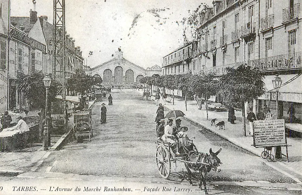 Tarbes — Avenue du Marché Rauhauban — Fassade Rue Larrey - Vorderseite