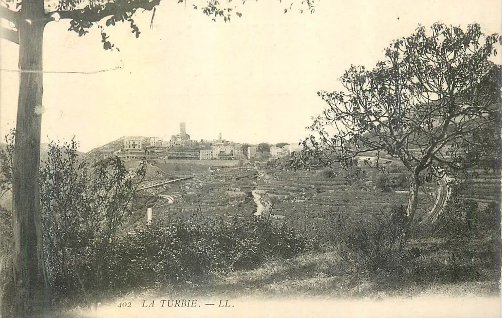 La Turbie — Vista panorâmica do vilarejo na colina — LL, n°402 - Frente