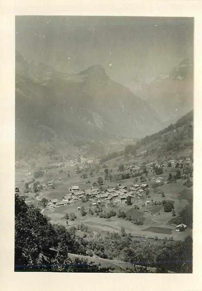 Alpin dorp in dal — bergen in de achtergrond — Véloa, nr. 136A-917 - Voorkant