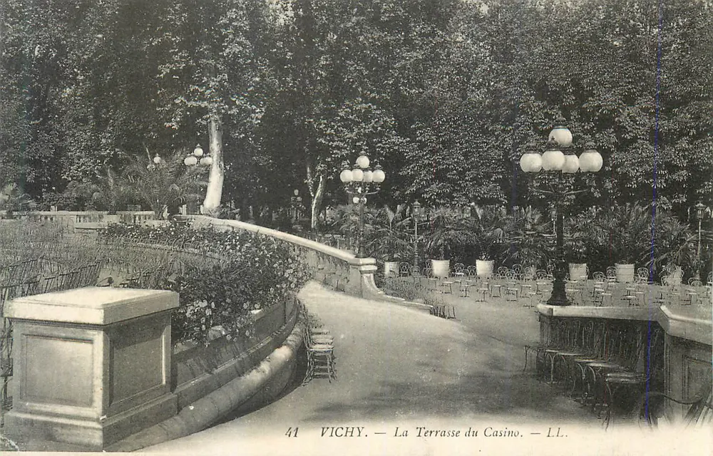Vichy — A Terrasse do Casino — LL. n°41 - Frente